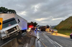 Acidente entre carreta e van interdita pistas da Dutra em Guaratinguetá