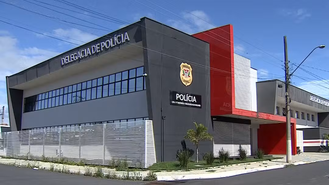 Adolescente é morto a tiros e mulher fica ferida após ser baleada em Lorena