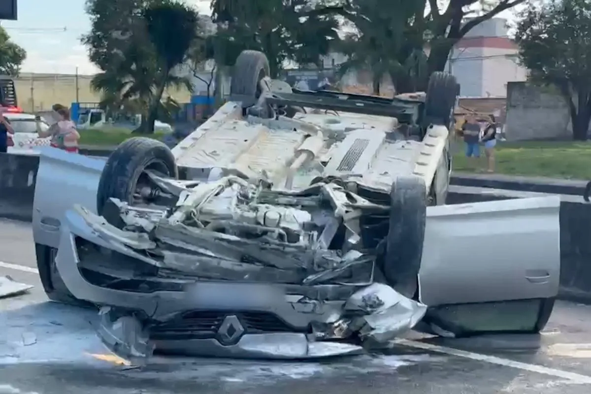 Carro capota na Via Dutra e deixa mulher ferida em São José dos Campos