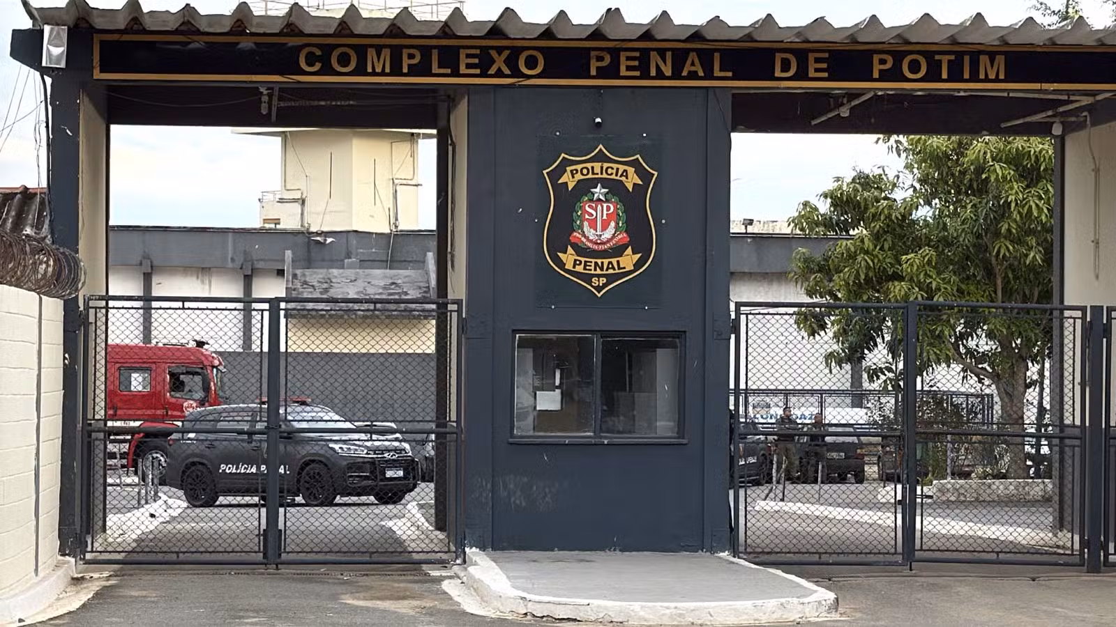 Carro sobe em mureta de ponte e interdita trecho da Rio-Santos em Caraguatatuba