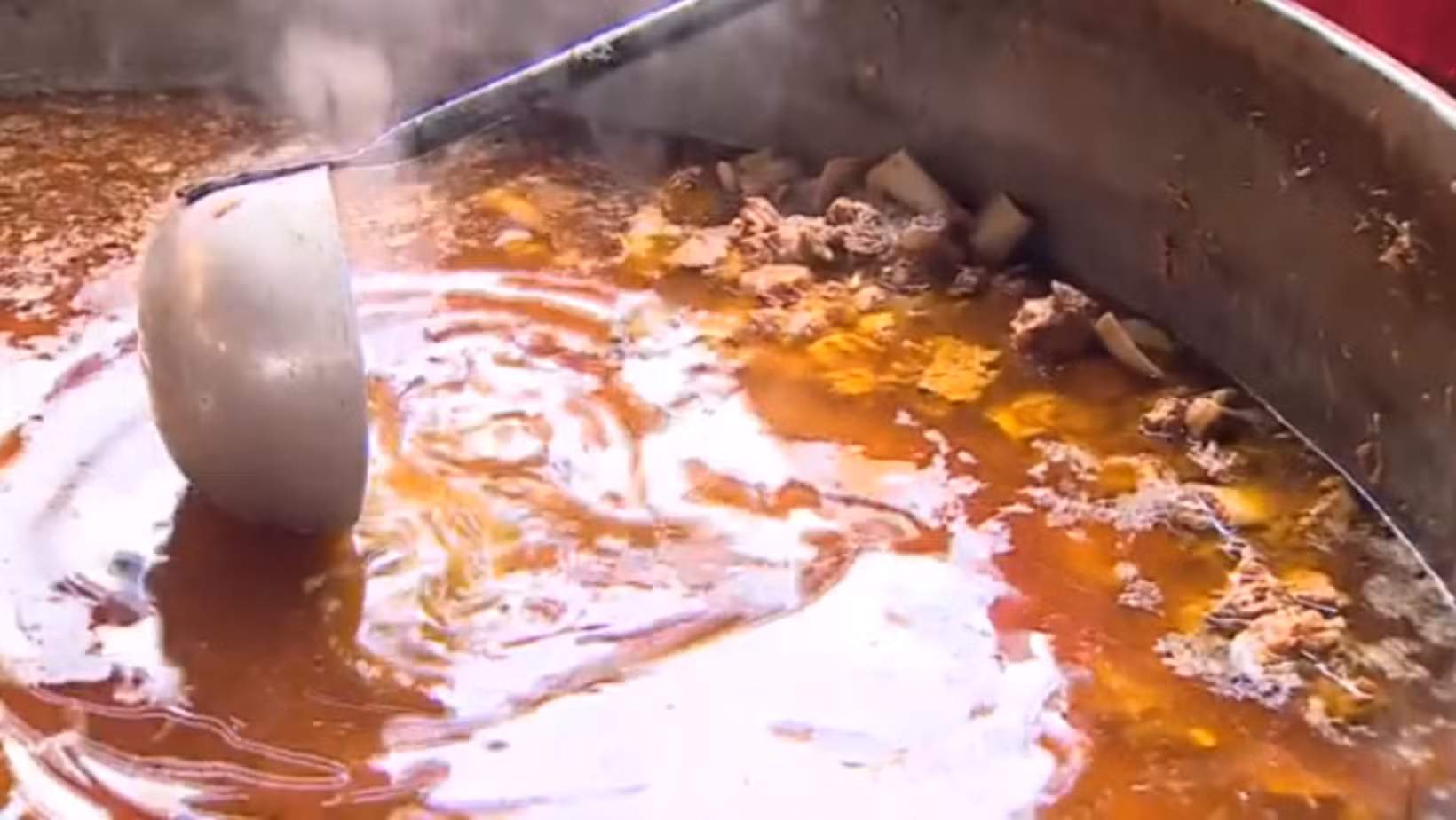 Festa do Divino atrai multidão com fé e distribuição de prato tradicional em São Luiz do Paraitinga