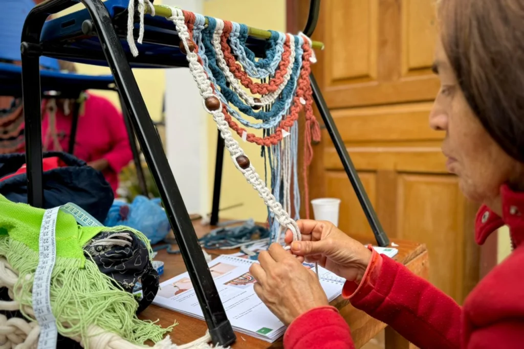 Lavrinhas promove oficinas de artesanato em parceria com o SENAR no Casarão de Pinheiros