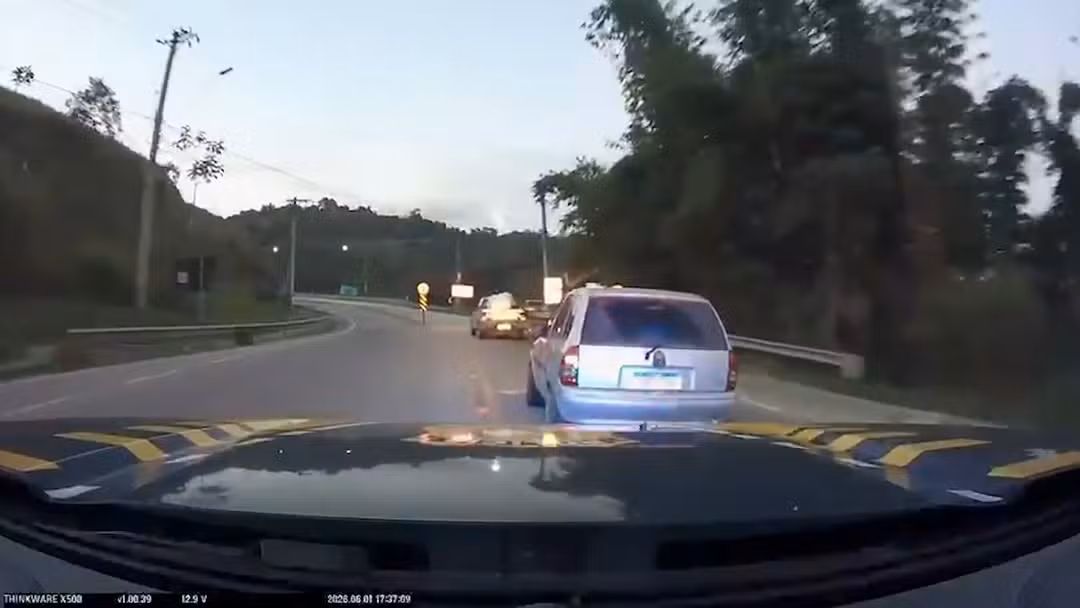 Perseguição na Via Dutra termina com refém resgatado e suspeito preso em Santa Isabel