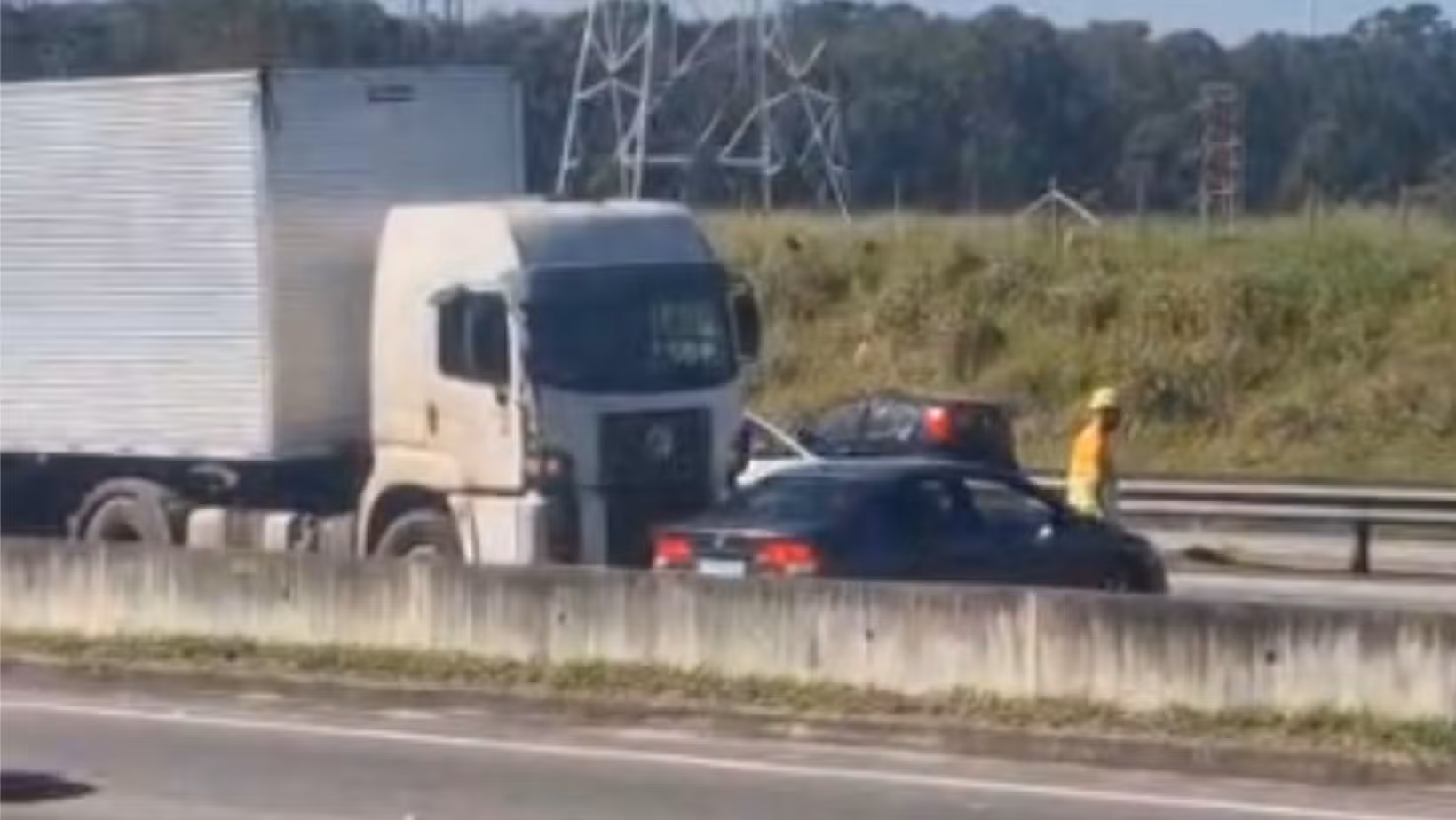 Vídeo mostra carreta arrastando carro por vários metros na Dutra em São José dos Campos
