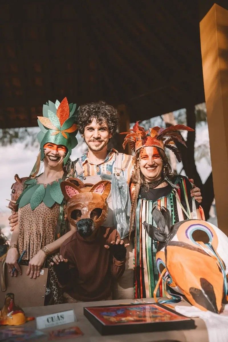 Arraial Surreal encanta ruas de Cunha com casamento de seres fantásticos e reverencia tradição regional em máscaras artesanais