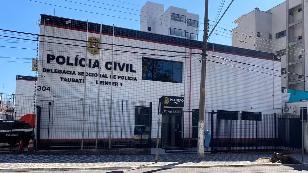 Homem suspeito de violência doméstica morre baleado dentro de delegacia em Taubaté