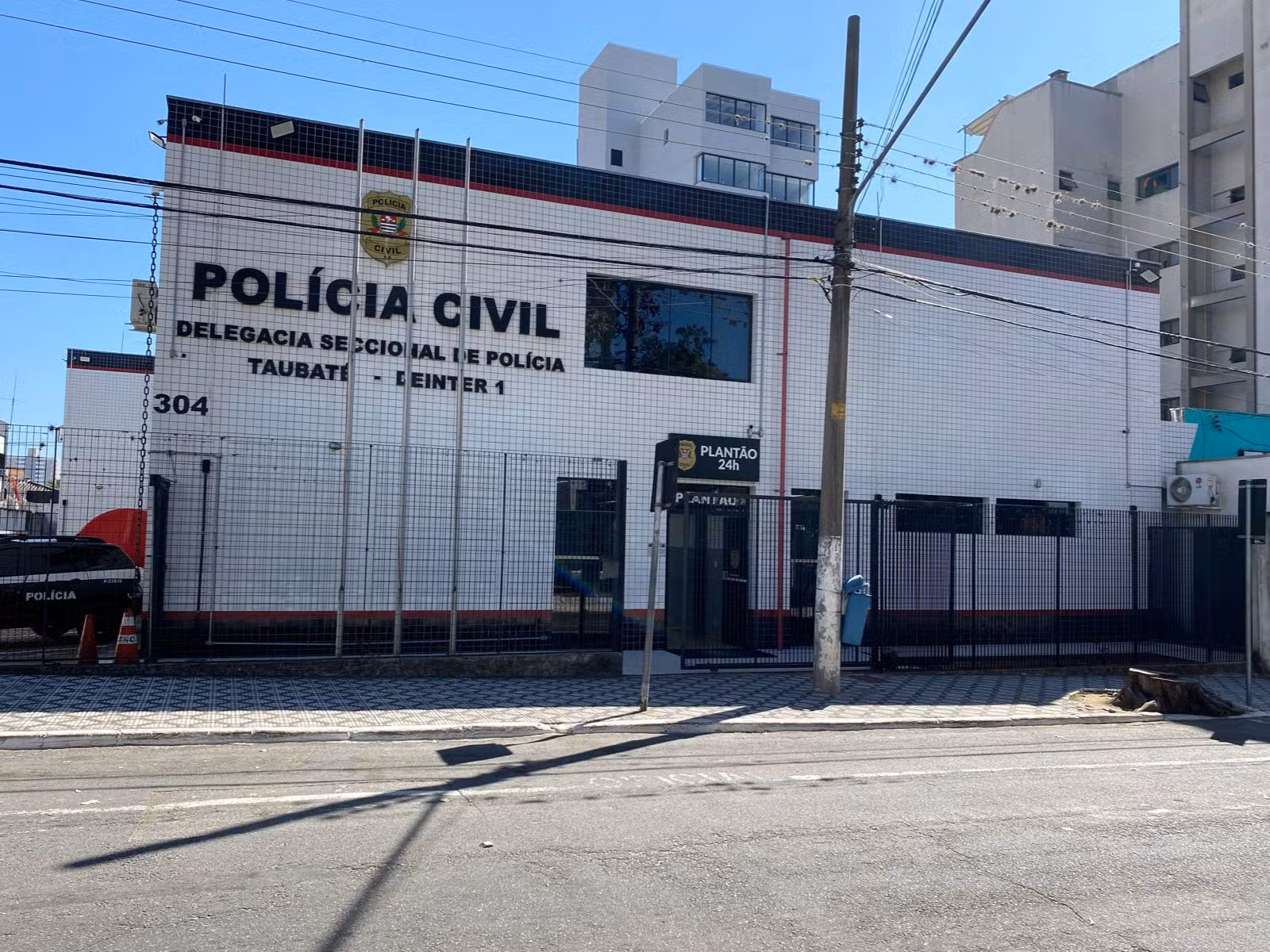 Homem suspeito de violência doméstica morre dentro de delegacia em Taubaté ao tentar pegar arma de policial