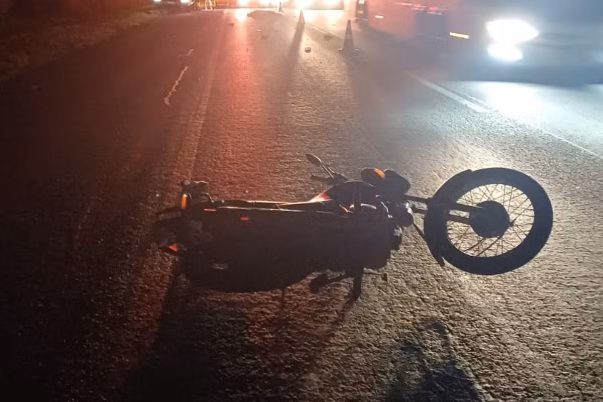 Motociclista morre após colisão com carreta na Dutra, em Lorena