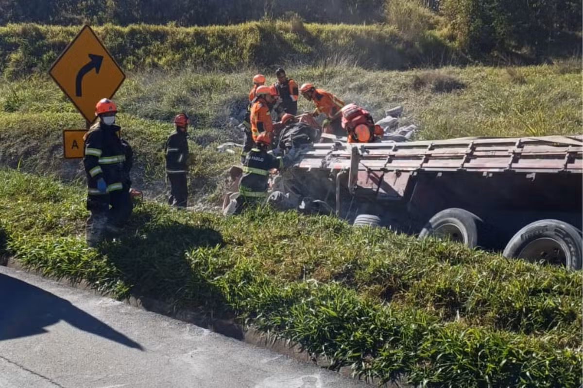 Motorista morre após caminhão com cimento tombar na Dutra, em Guaratinguetá