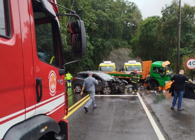 Acidente grave entre carro e caminhão na SP-055 deixa feridos em Caraguatatuba