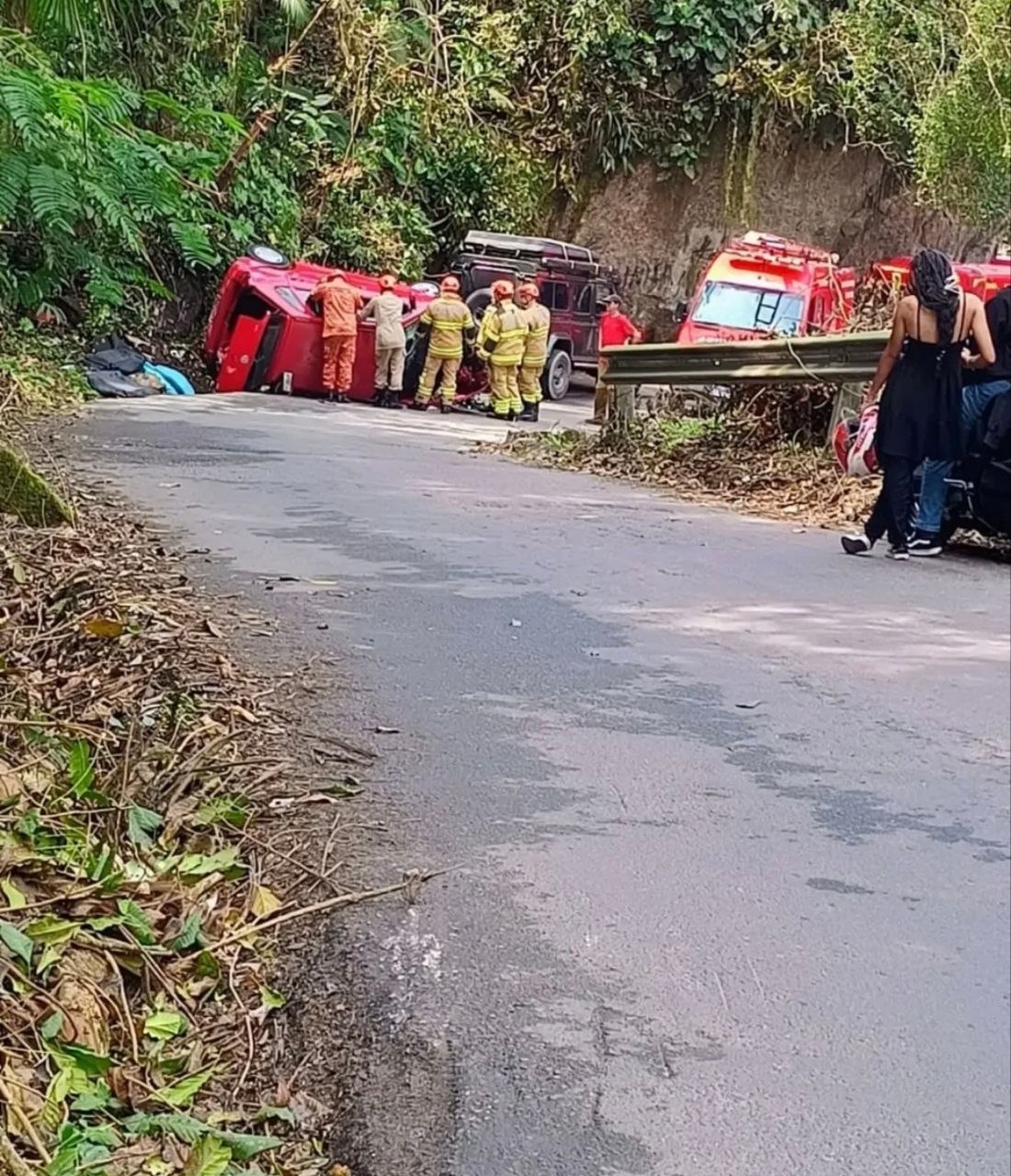 Acidente na Serra de Paraty mobiliza equipes de socorro; via segue sem previsão de liberação
