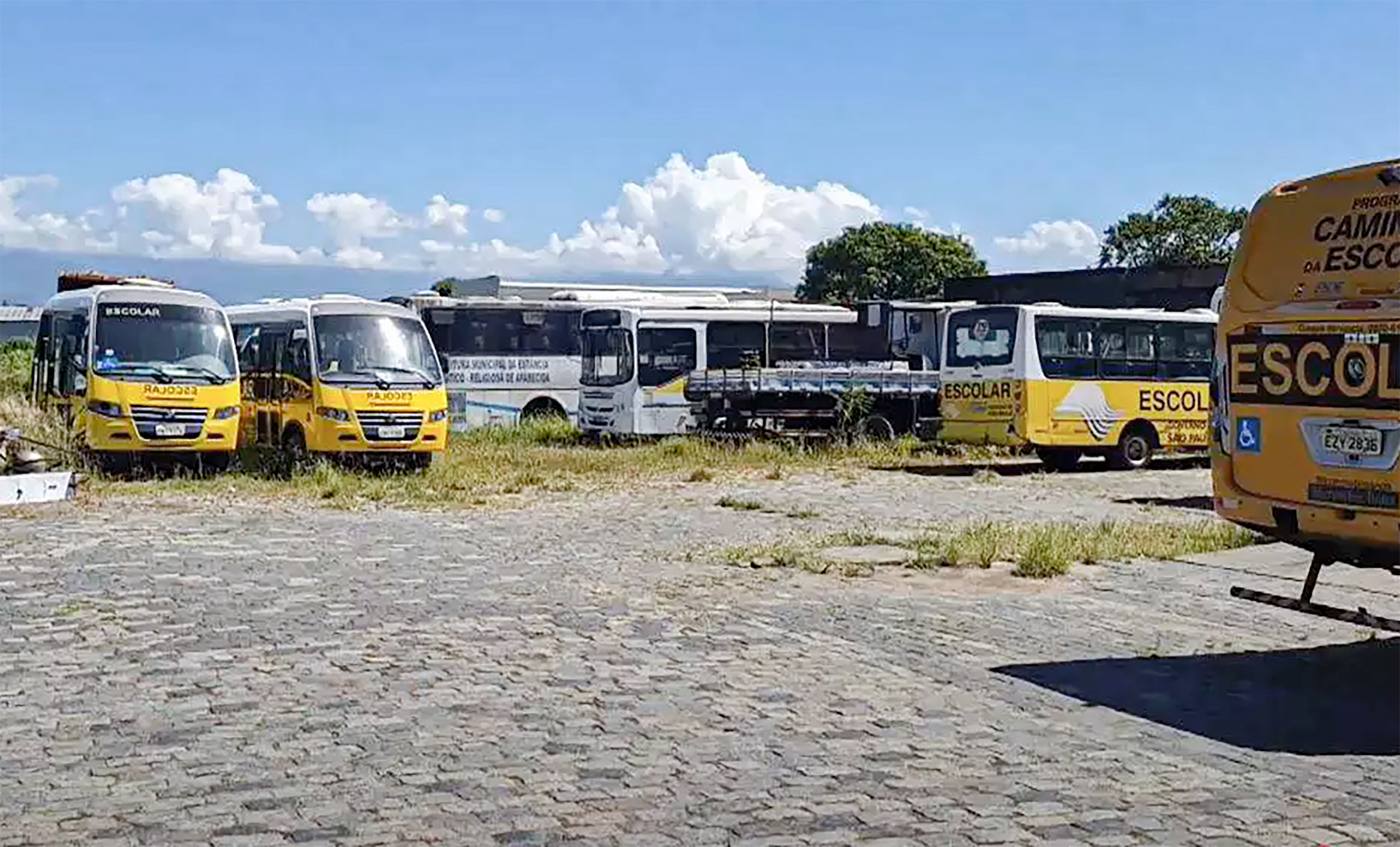 Atrasos no transporte escolar fazem alunos perderem início das aulas em Aparecida