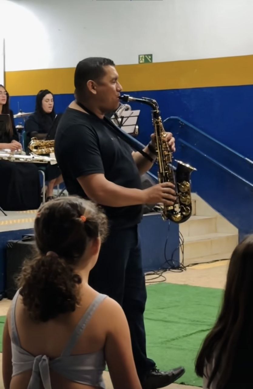 Banda Shalom encanta comunidade em apresentação na E.E. Geraldo Costa
