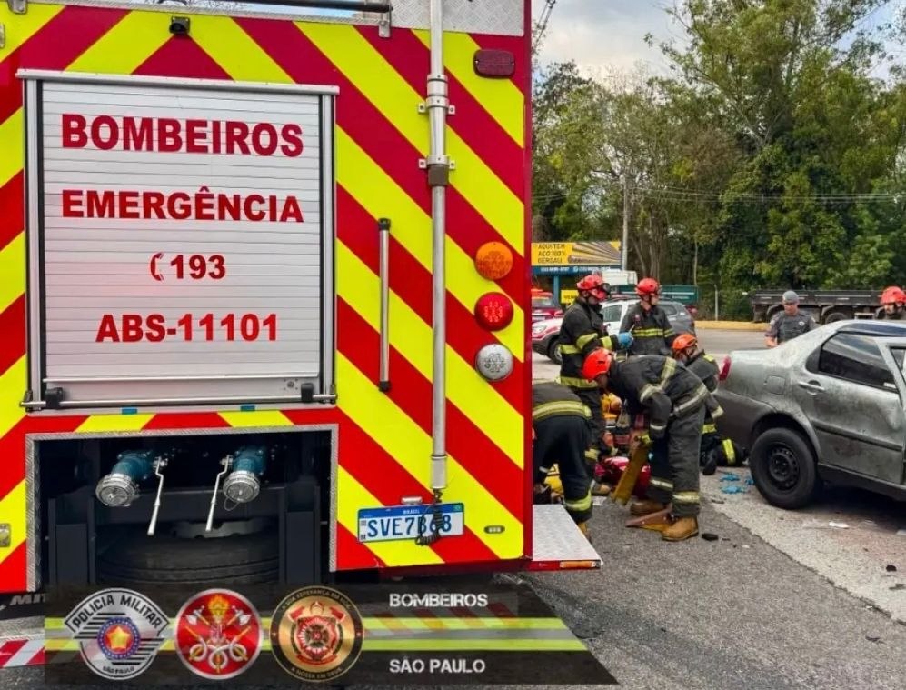 Colisão entre carro e ônibus deixa duas pessoas feridas em São José dos Campos