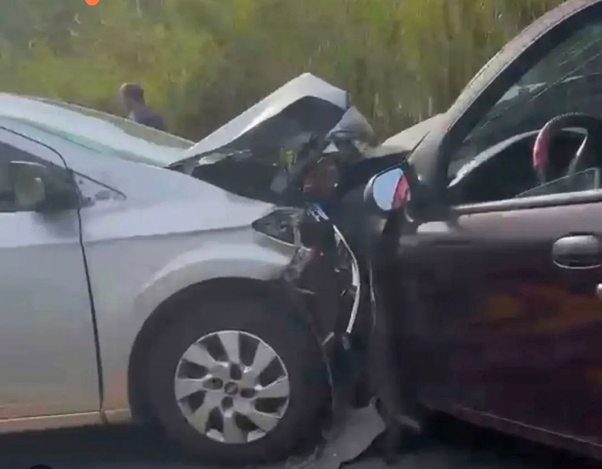 Colisão frontal entre dois carros deixa vítimas feridas na Rodovia dos Tropeiros, em Silveiras
