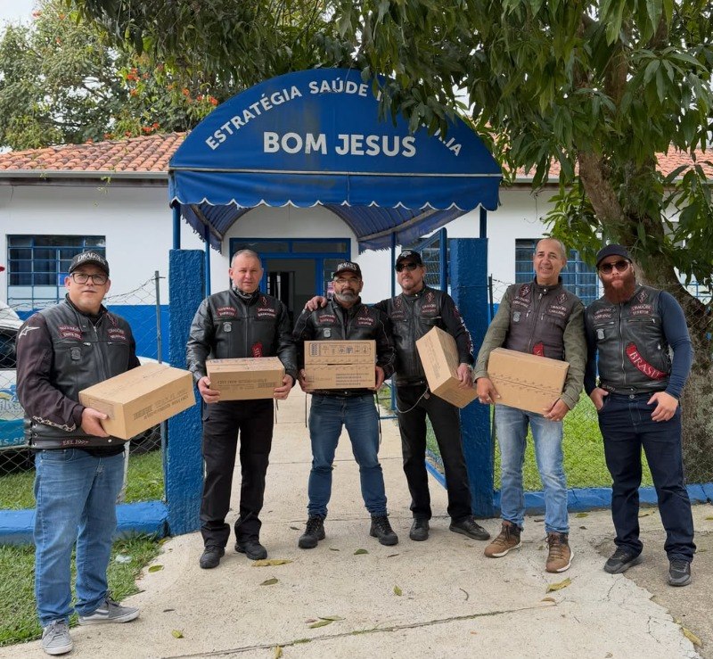 Dragões Moto Clube doa fórmulas de leite infantil a Silveiras