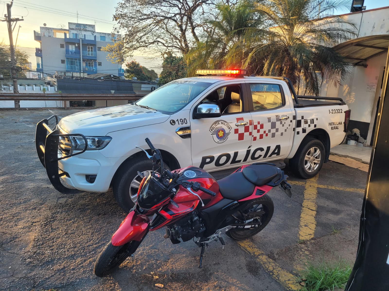 Motocicleta furtada é encontrada em residência abandonada em Aparecida