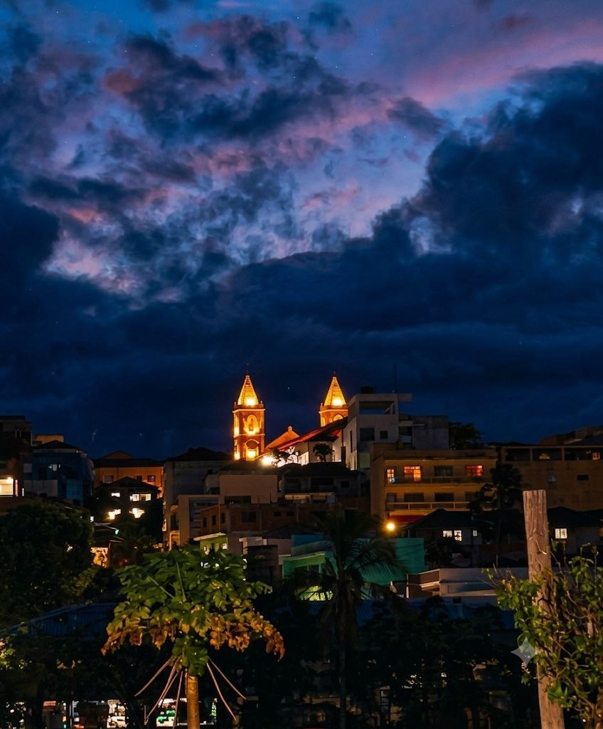 Nova iluminação externa da Igreja Matriz encanta fiéis e valoriza patrimônio histórico em Cunha
