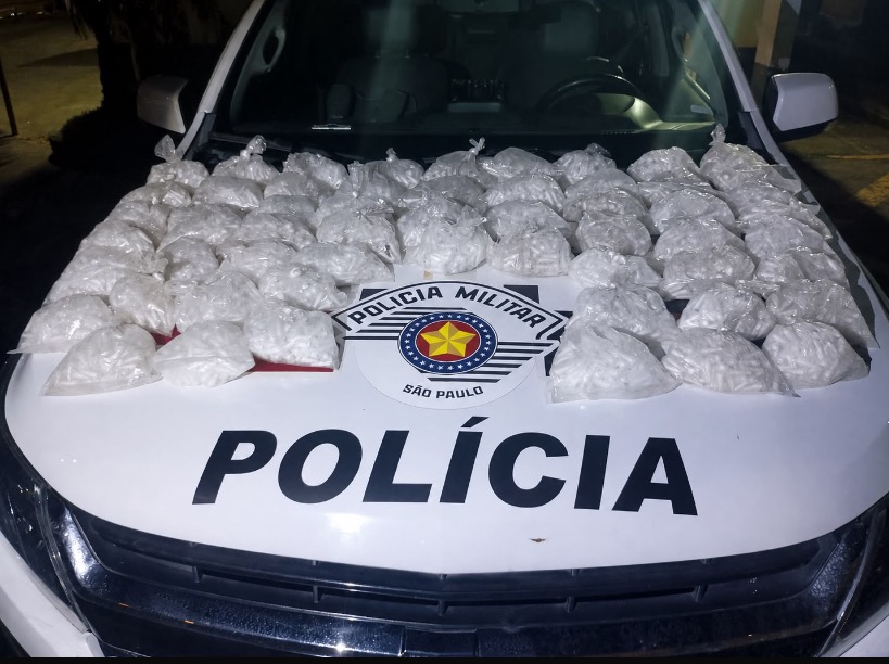 Tonel com drogas e munições é encontrado enterrado em área de mata em Aparecida