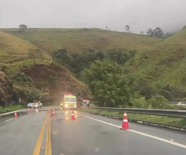 Acidente entre carros deixa mulher ferida e mobiliza SAMU na SP-171 em Guaratinguetá