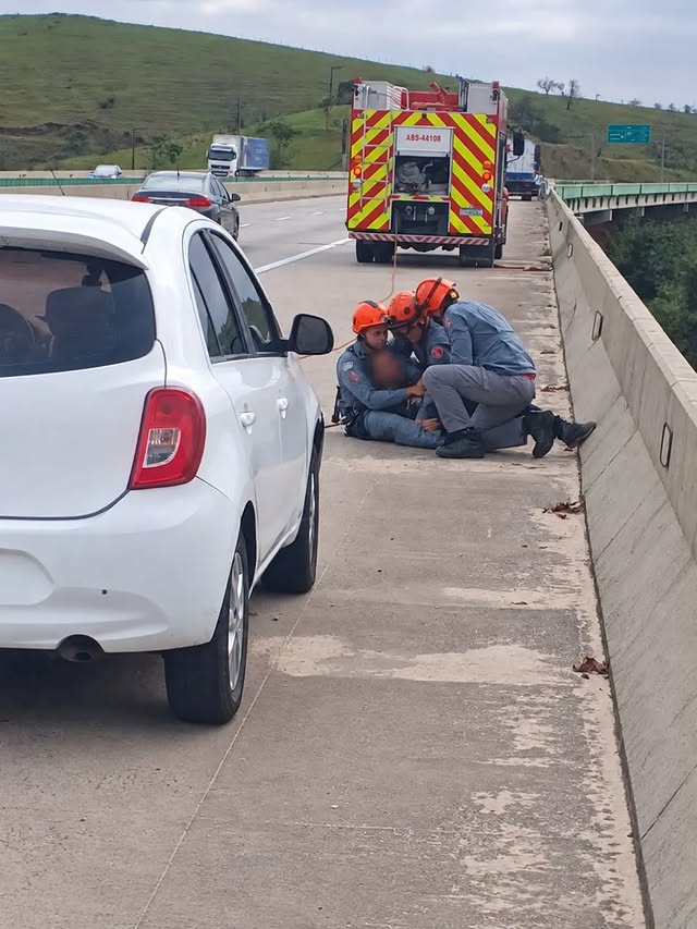 Bombeiros resgatam homem que tentava se jogar de viaduto de 80 metros em Jacareí
