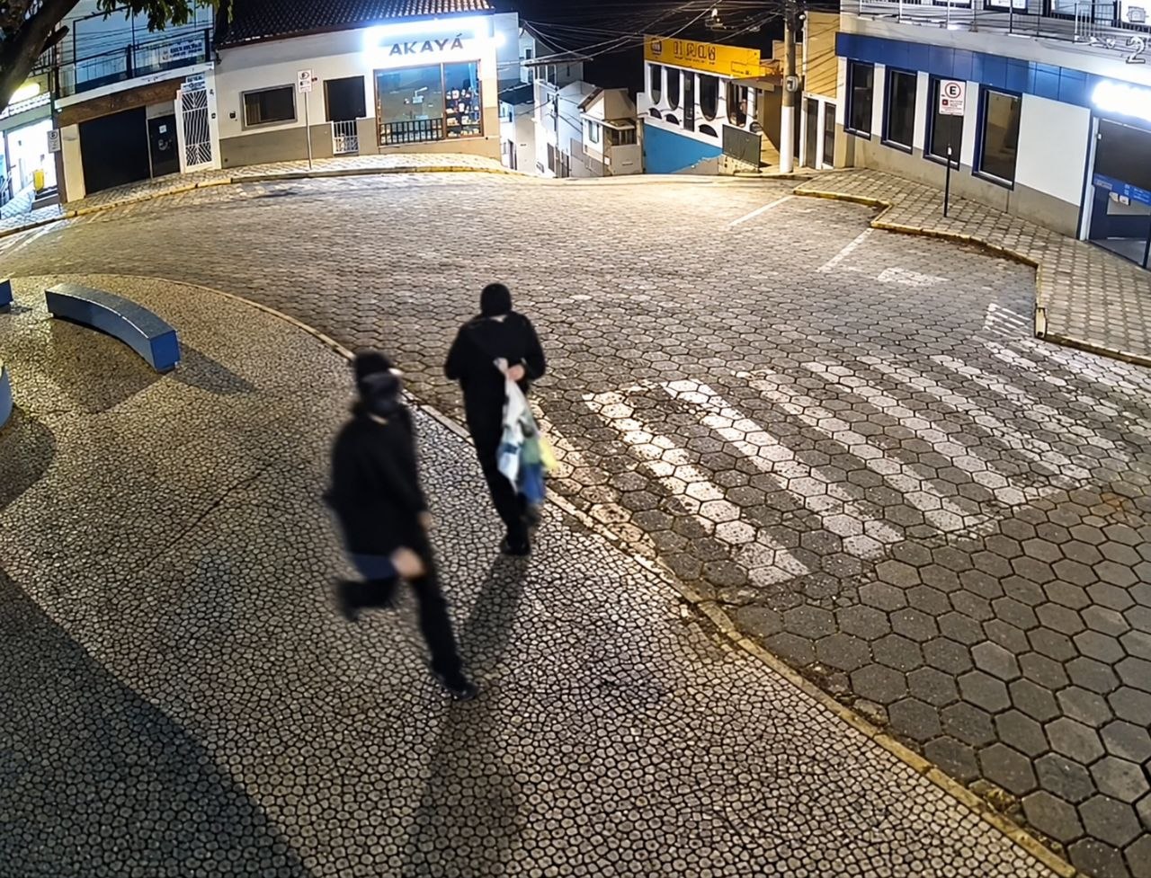 Câmera de segurança registra furto de bandeiras de candidatos na Praça da Matriz, em Cunha