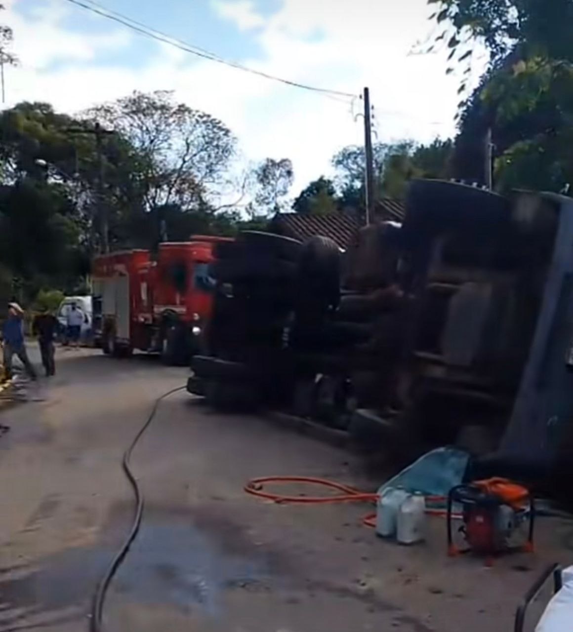 Caminhão perde os freios em Silveiras e deixa vítimas presas às ferragens