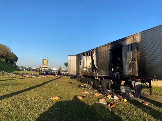 Carreta com carga de calçados pega fogo e é saqueada na Dutra em Taubaté
