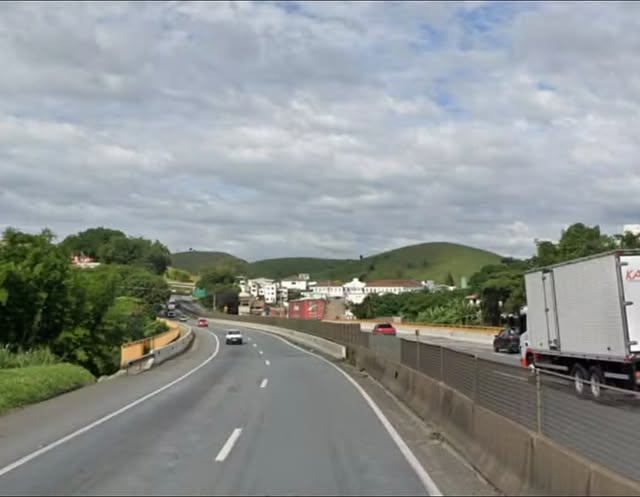 Colisão lateral entre dois veículos deixa uma pessoa ferida na Via Dutra, em Guaratinguetá