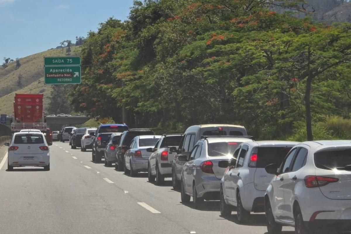 Feriadão provoca congestionamento nas entradas de Aparecida