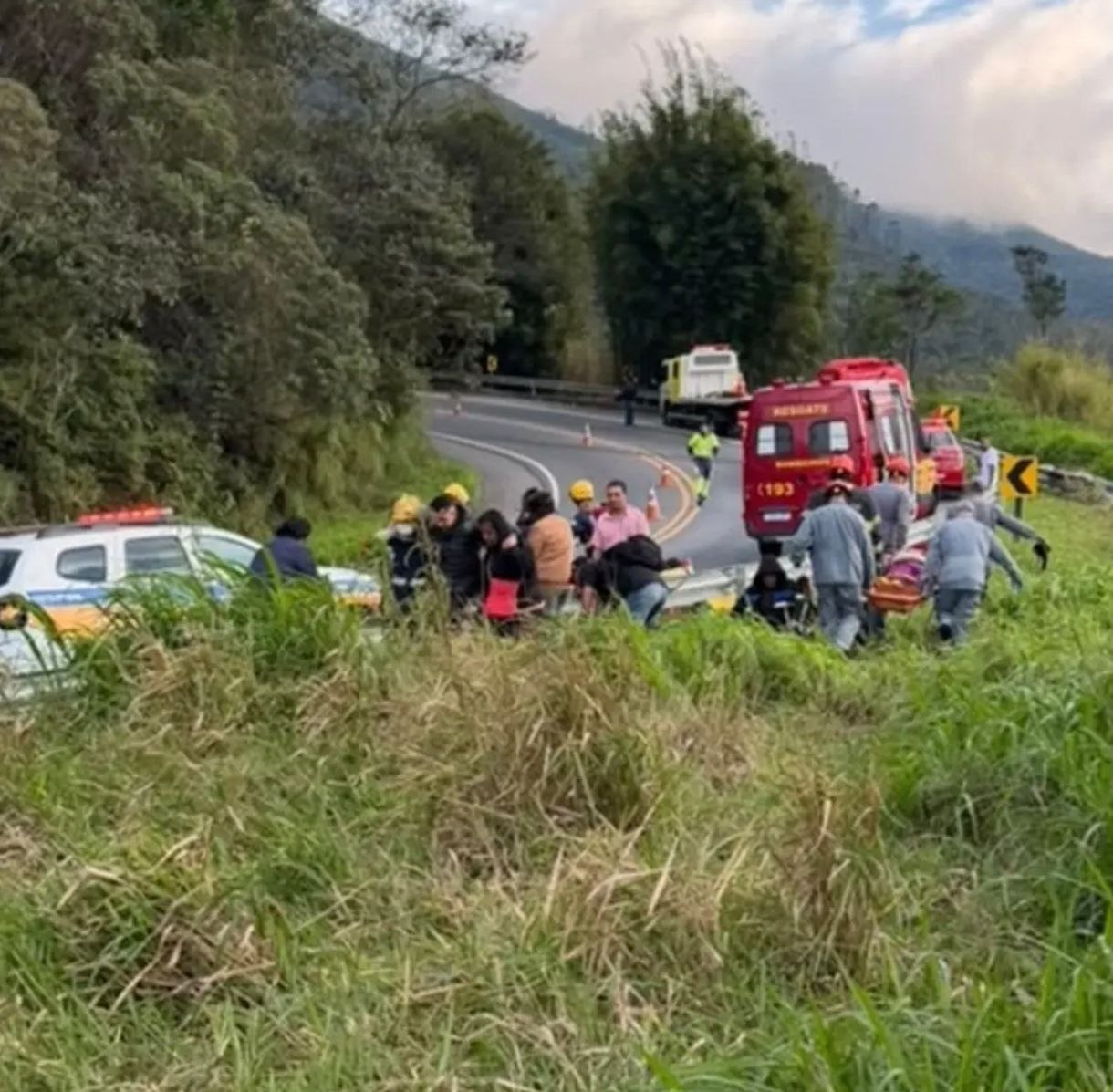 Grave acidente com ônibus deixa cinco mortos em Cruzeiro