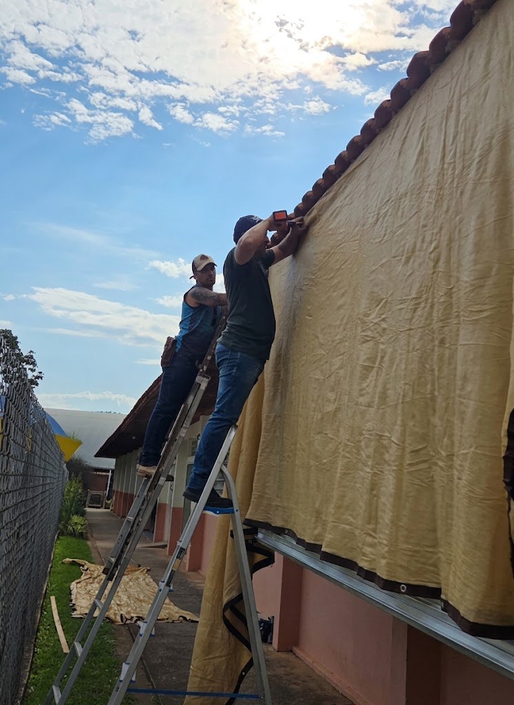 Pais voluntários constroem cobertura para reduzir calor em salas de aula de escola em Campos Novos