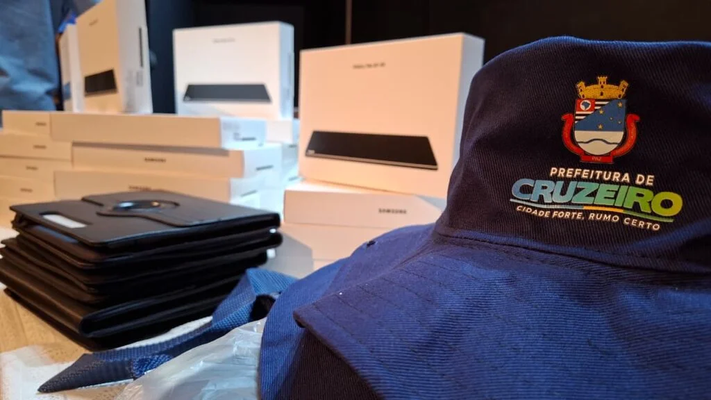 Prefeitura de Cruzeiro entrega 90 tablets e 79 kits de trabalho para agentes da Saúde
