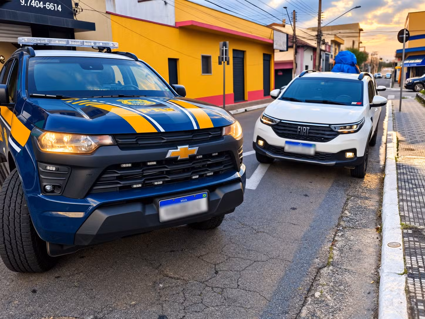 PRF apreende carro furtado com placa clonada na Dutra, em Caçapava