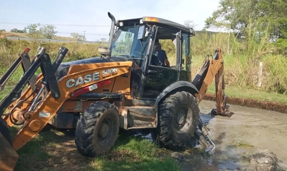 Retroescavadeira é furtada de chácara em Guaratinguetá