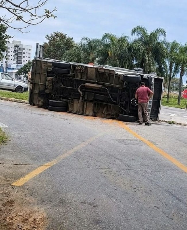 Acidente na rotatória da USEFAZ mobiliza socorro em Guaratinguetá