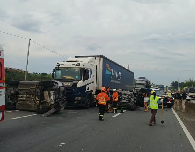Carreta bate em 4 veículos e trava a Dutra com 15 km de fila