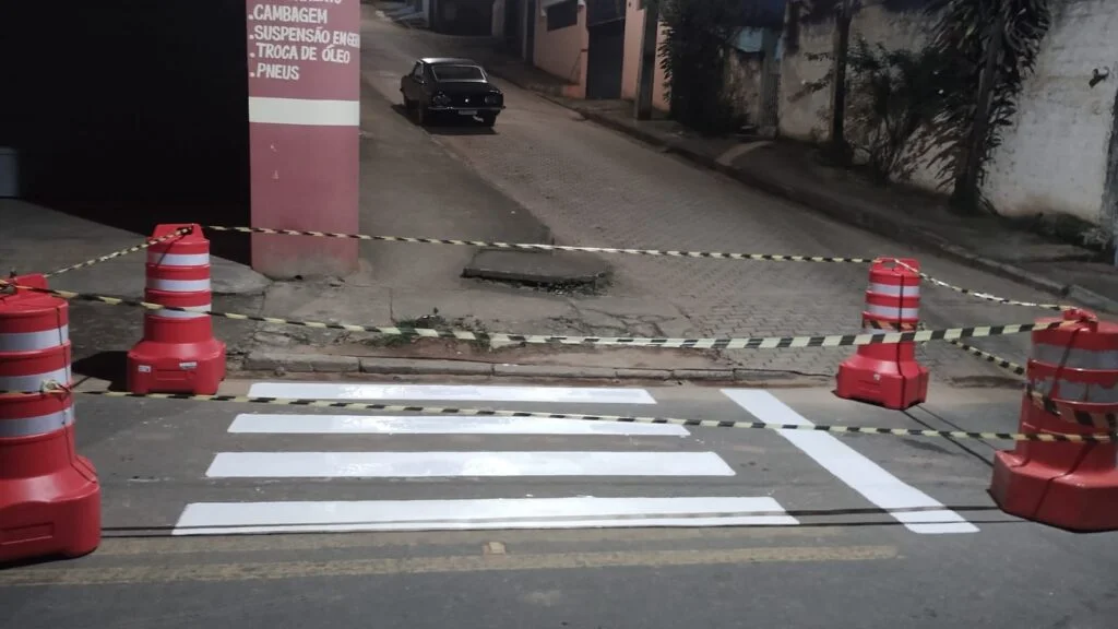 Cunha reforça pintura de solo e troca placas de trânsito