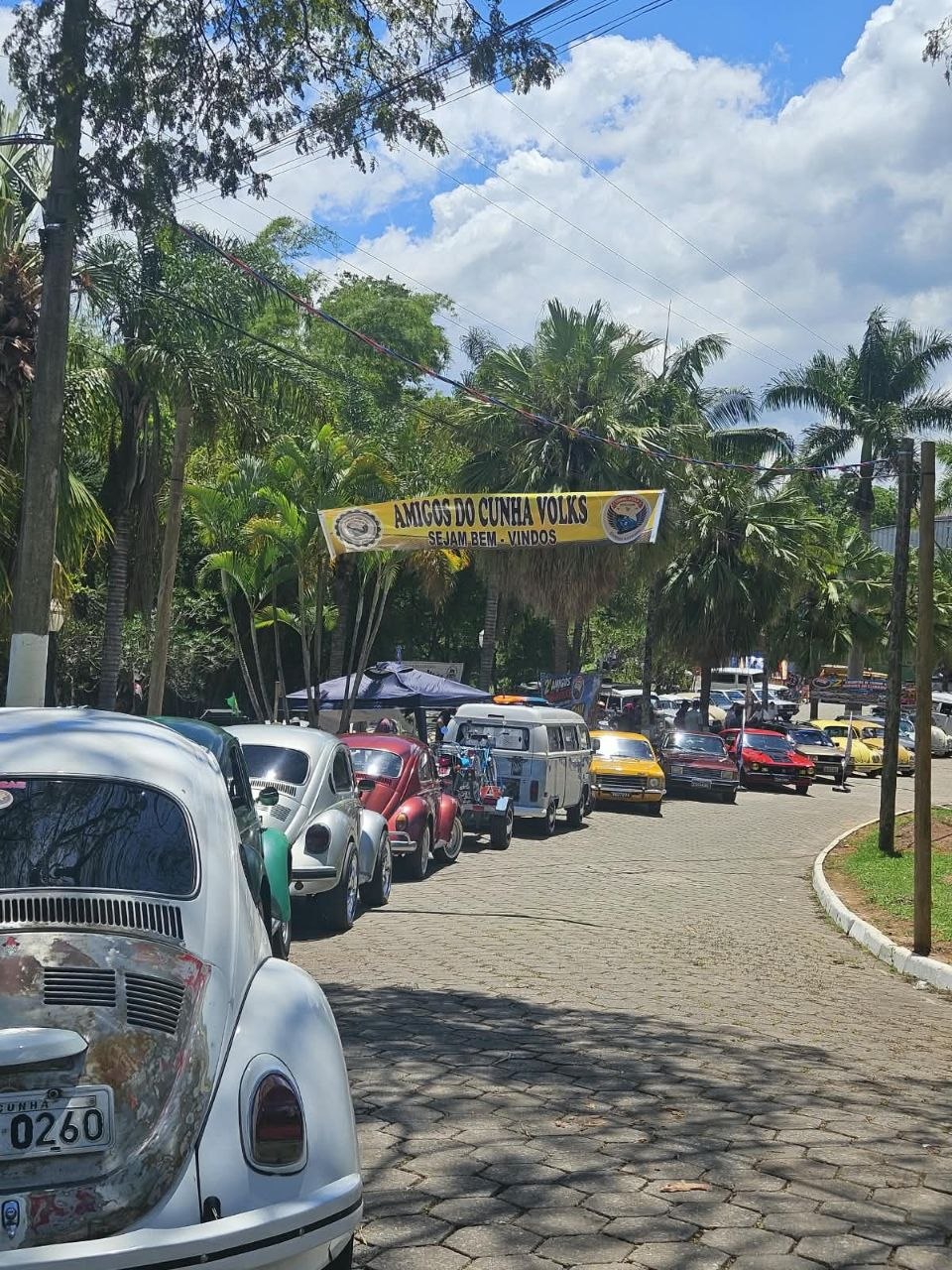 Cunha reúne carros antigos, rolimã e música no Parque Lava-Pés
